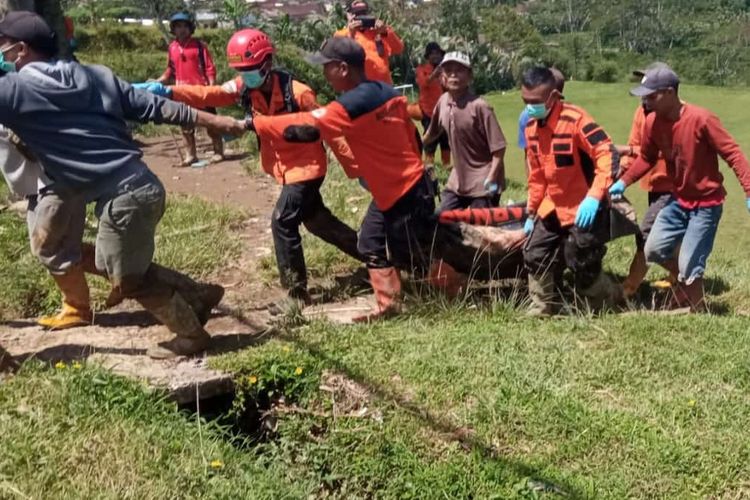Longsor yang terjadi di Dusun Temanggung, Desa Koripan, Kecamatan Watumalang, Kabupaten Wonosobo memakan 2 korban jiwa. 