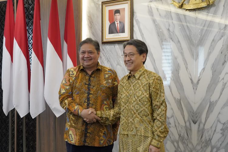 Menteri Koordinator (Menko) Bidang Perekonomian Airlangga Hartarto bertemu dengan Ketua Dewan Direksi Japan Bank of International Cooperation (JBIC) dan Penasihat Khusus untuk Kabinet Jepang Tadashi Maeda di Jakarta, Kamis (21/9/2023). 
