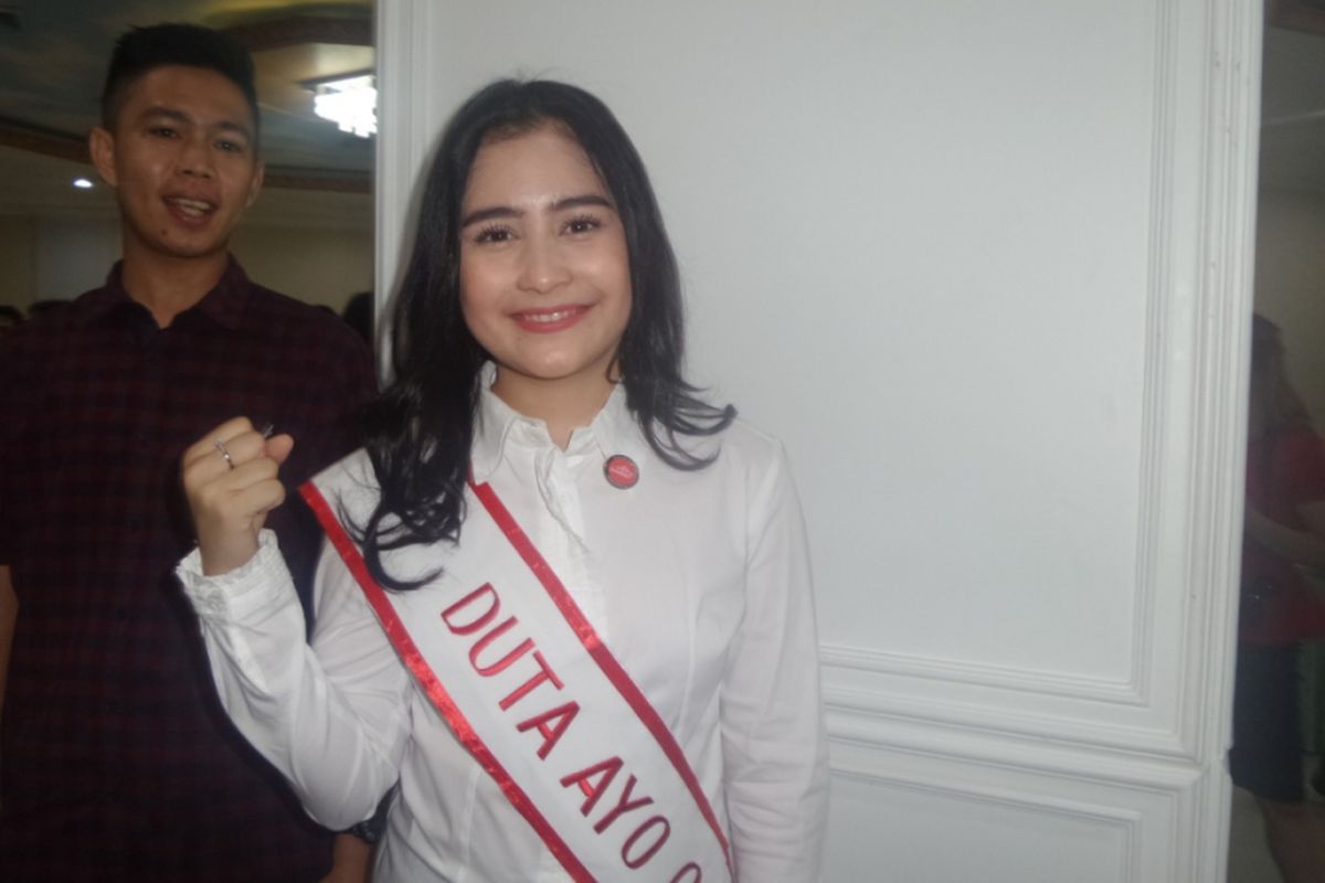 Prilly Latuconsina diabadikan usai konferensi pers Ayo Olahraga di Kemenpora, Jakarta Pusat, Rabu (3/5/2017).