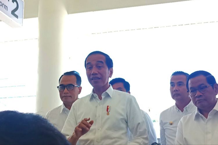 Presiden Joko Widodo saat memberikan keterangan pers di Stasiun Kereta Cepat Padalarang, Jawa Barat, pada Rabu (13/9/2023)..