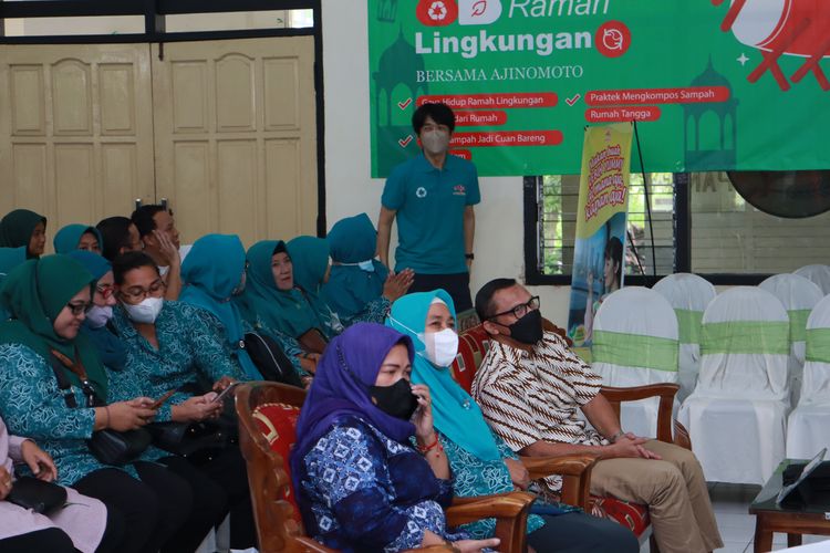 Sebagian peserta Ajinomoto Ngabuburit Ramah Lingkungan bersama lembaga Rekosistem di Kecamatan Benowo, Kota Surabaya, Jawa Timur, Kamis (13/4/2023). 
