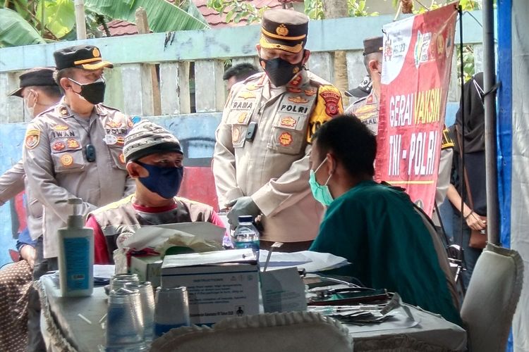 Nurdin (51), warga Kampung Buniaga Seri, Kelurahan Tanjungmekar, Kecamatan Karawang Barat, Kabupaten Karawang dengan antusias mengikuti vaksinasi di Terminal Tanjungpura, Rabu (17/7/2021).