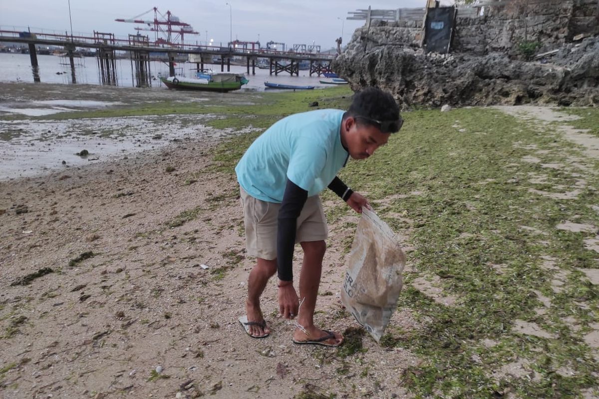 Radith getol melakukan sosialisasi kepada 59 kepala keluarga (KK) di lingkungannya, untuk peduli lingkungan dan tidak buang sampah sembarangan.
