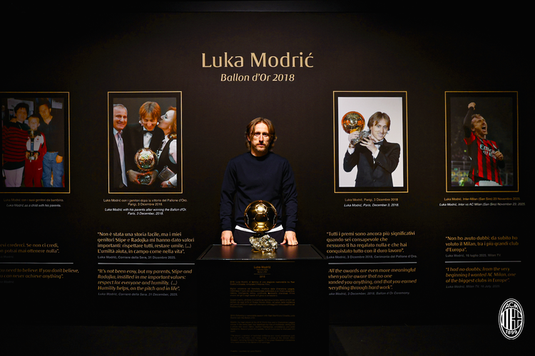 Trofi Ballon d'Or 2018 milik Luka Modric dipamerkan di Museum Mondo Milan, pada Kamis (19/3/2026).