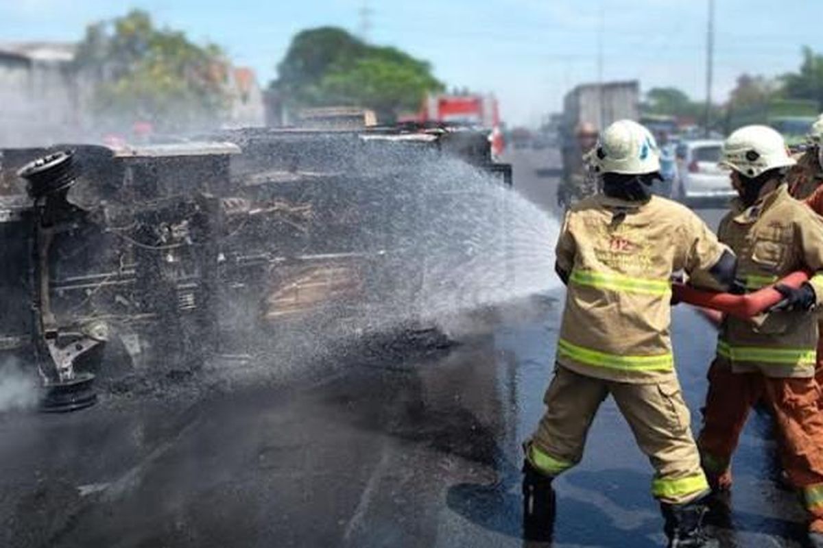 Sebuah mobil boks Grand Max bermuatan makanan beku dan buah-buahan terbakar di Tol Dupak, KM 04.800, kawasan Kecamatan Asemrowo, Surabaya, Jawa Timur, Jumat (12/9/2025) siang.