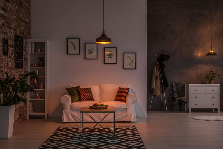 Ilustrasi ruang keluarga dengan nuansa cahaya temaram.