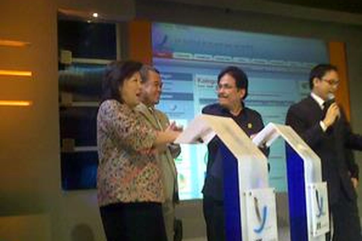 Menteri Negara BUMN, Sofyan Djalil, Menteri Perdagangan, Mari Elka Pangestu dan Dirut BBJ Hasan Zein Mahmud