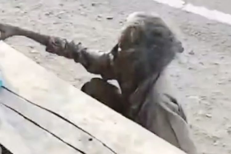 Nikmah, lansia 80 tahun yang ditemukan di Desa Kaduara Barat berada di pinggir jalan, Jumat (25/7/2025).