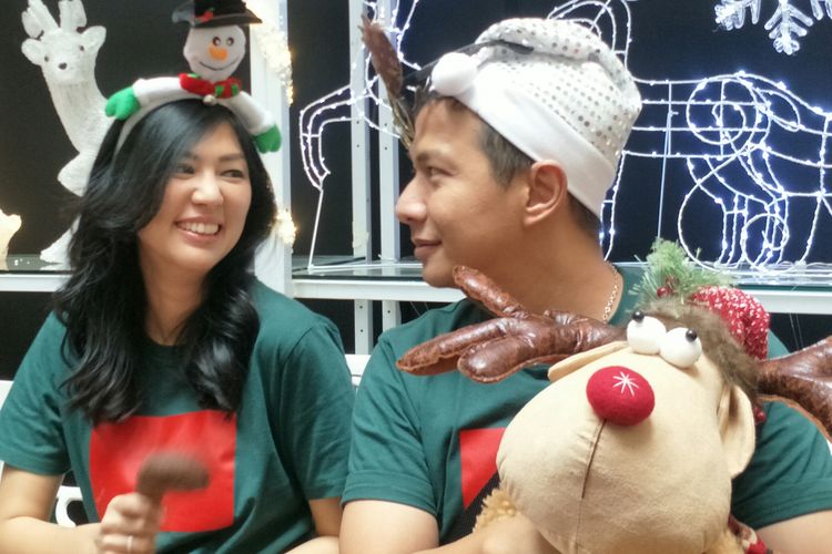 Delon menatap istrinya, Aida Chandra setelah selesai membeli perlengkapan Natal di Mal Artha Gading, Jakarta Utara, Selasa (17/12/2019).
