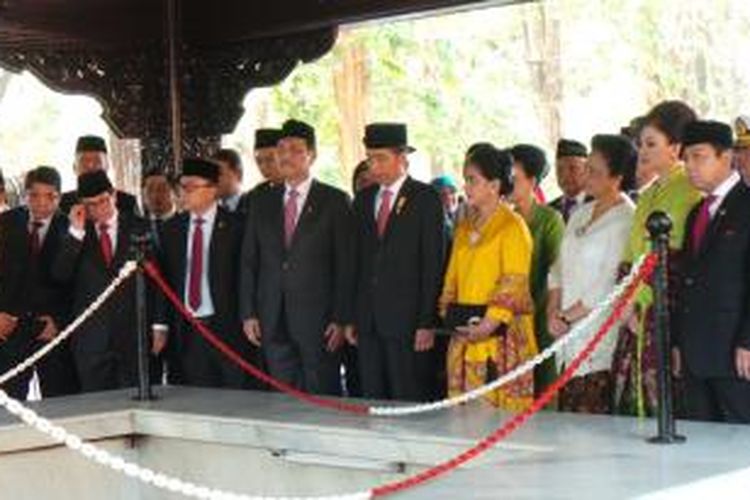 Presiden Joko Widodo bersama Ibu Negara Iriana Joko Widodo saat mengunjungi Lubang Buaya, Jakarta Timur, Kamis (1/10/2015).
Powered by Telkomsel BlackBerry®