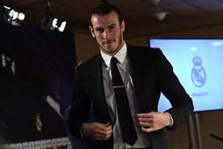 Pemain Real Madrid, Gareth Bale, meninggalkan ruang konferensi pers Stadion Santiago Bernabeu, pada 31 Oktober 2016.