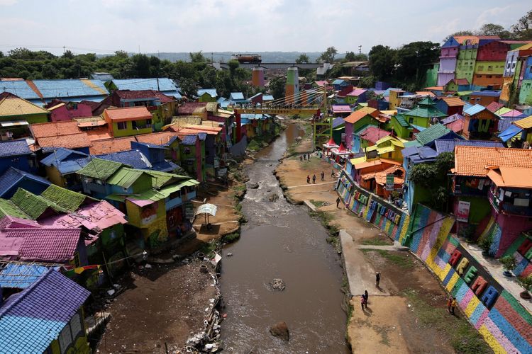 Lanskap Kampung Tridi (3D) dan Warna-warni di Malang, Jawa Timur, Minggu (05/11/2017). Ratusan rumah yang berada di tepi Sungai Brantas itu dicat gambar tiga dimensi dan warna-warni. KOMPAS IMAGES/KRISTIANTO PURNOMO
