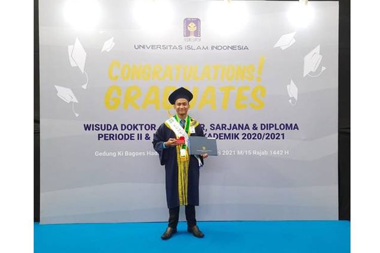 Hasman Zhafiri Muhammad, peraih IPK 4 di UII, saat wisuda 27 Februari 2021.