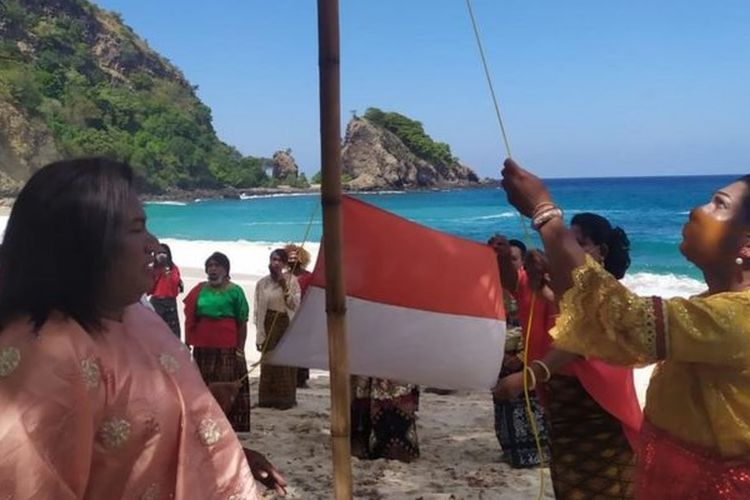 Mayora bersama teman-teman komunitas transpuan Fajar Sikka mengadakan gladiresik perayaan HUT ke-75 RI