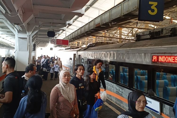 Kisah Gina, Komuter Bandung-Rancaekek: Dulu Tua di Jalan Naik Motor, Kini Nyaman Tidur di Kereta