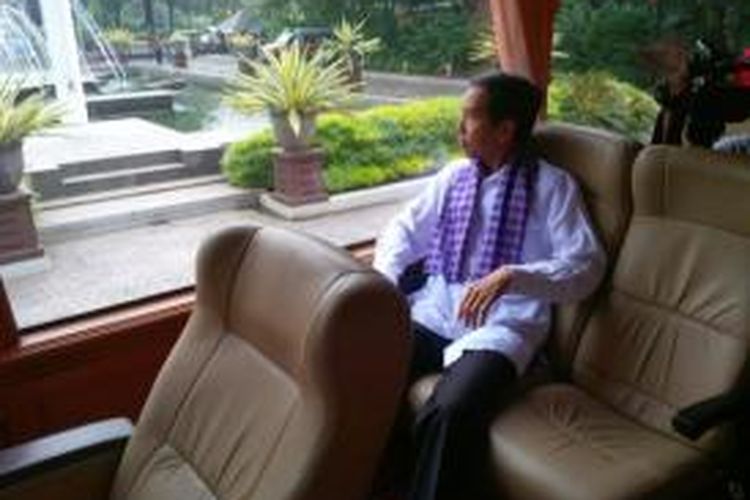 Gubernur DKI Jakarta Joko Widodo blusukan dengan menggunakan bus Pemprov DKI Jakarta, Jumat (7/3/2014) pagi. 