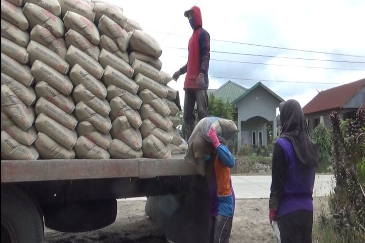 Nuraini Superman Women Kuli Panggul Semen Dari Pinrang.