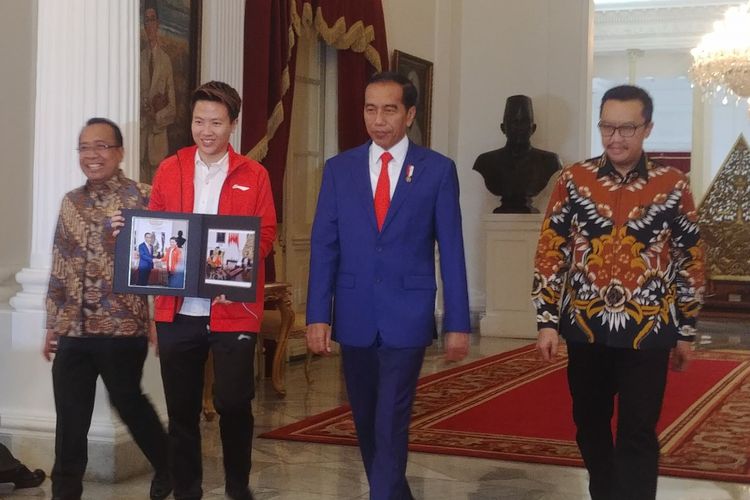 Atlet bulu tangkis Lilyana Natsir bertemu dengan Presiden Joko Widodo di Istana Merdeka, Jakarta, Selasa (29/1/2019). Lilyana yang baru saja memutuskan untuk pensiun pamitan ke Jokowi. 