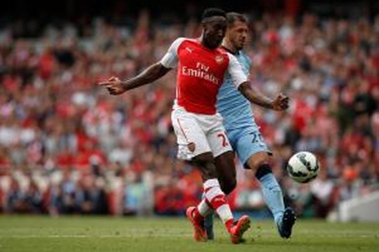 Striker Arsenal, Danny Welbeck, saat berusaha melepaskan tendangan ke arah gawang Manchester City pada lanjutan Premier League di Stadion Emirates, Sabtu (13/9/2014). 