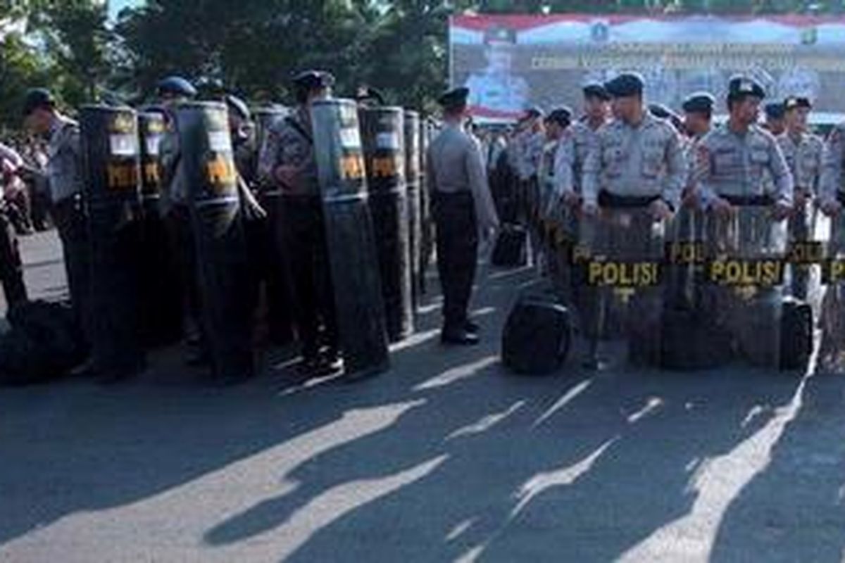 Polisi berbaris usai mengikuti apel pengamanan Pemilu Kepala Daerah DKI Jakarta Putaran 2 di halaman parkir Markas Polda Metro Jaya, Jakarta Selatan, Rabu (12/9/2012). Polda Metro Jaya menurunkan 16.605 personil termasuk personil TNI untuk mengamankan Putaran 2 Pemilu Kepala Daerah DKI Jakarta.  