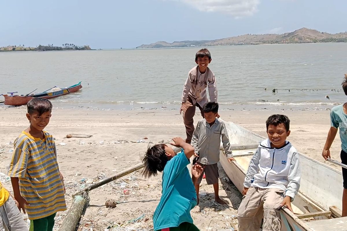 Kala Anak-anak Pantai Kelongkong Bermimpi Ingin Jadi seperti Ronaldo di Tengah Keterbatasan dan Krisis Air