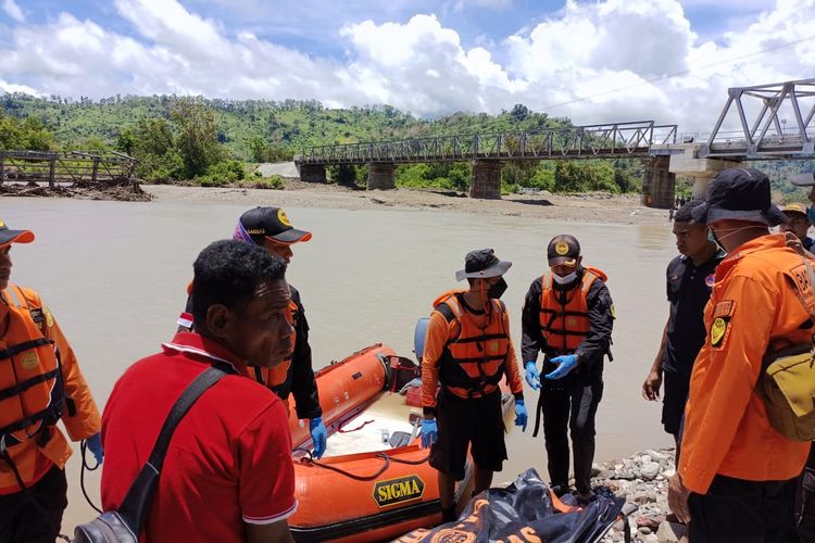 Jenazah Novri saat ditemukan tim gabungan SAR Kupang, tak jauh dari lokasi Jembatan Talmanu.