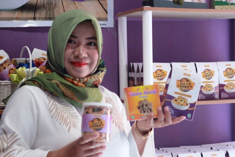 Yeti Hernawati (43), seorang pelaku UMKM di Kabupaten Cianjur, Jawa Barat, yang memanfaatkan platfform digital sebagai media promosi dan pemasaran produk.