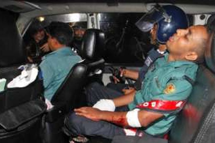 Seorang anggota polisi Banglades menderita luka tembak ketika mendobrak masuk ke sebuah kafe di ibu kota Dhaka, Sabtu (2/7/2016), untuk membebaskan sejumlah orang yang disandera sekelompok penyerang sejak Jumat malam.