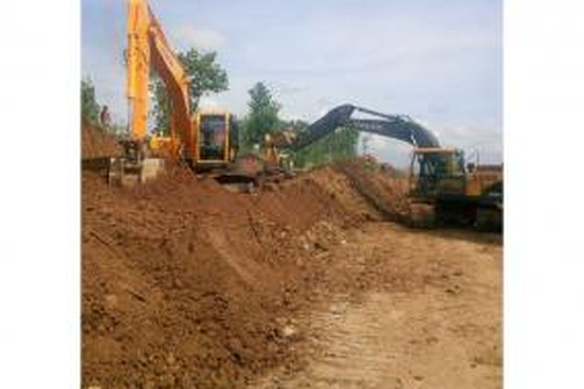 Penanganan darurat  jalan Ciregol Brebes, Jawa Tengah yang ambles Sabtu (12/4/2015) lalu, saat ini tengah  dilakukan pembuatan jalan eksisting  dengan  mengerahkan sejumlah alat berat.