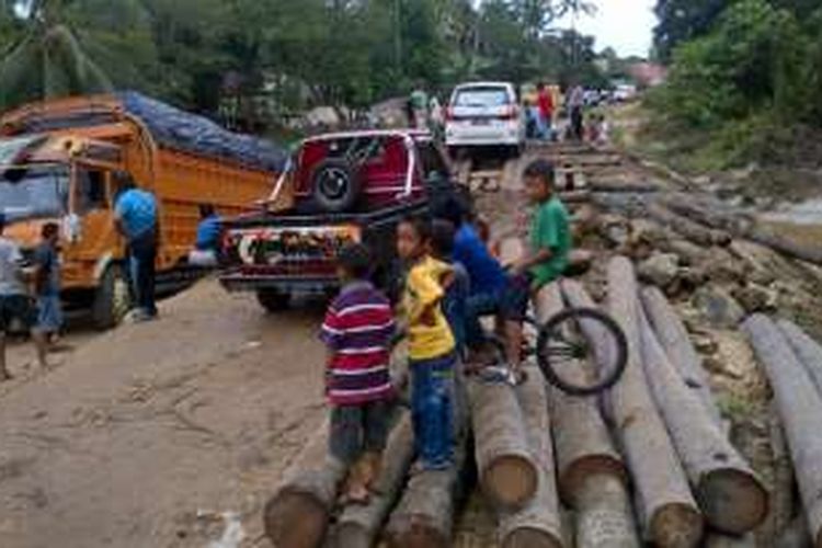 inilah kondisi kendaraan yang harus antri melewati jembatan darurat