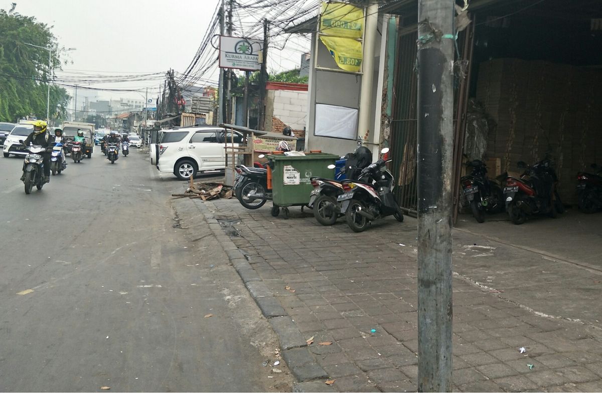 Kondisi trotoar kawasan Tanah Abang, Jakarta Pusat, Senin (29/7/2019) 