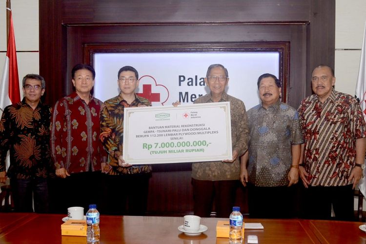 KORINDO Group melalui Yayasan KORINDO menyerahkan bantuan material senilai                                              Rp 7 miliar kepada Palang Merah Indonesia (PMI) pada Kamis (11/10/2018). Material yang disumbangkan ini berbentuk multipleks/plywood sebanyak 112.200 lembar nantinya dapat dipergunakan untuk proses rekonstruksi bagi para korban gempa dan tsunami. 