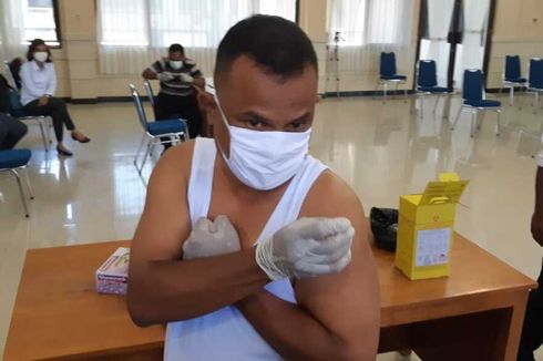 Ini Alasan Aaron, Relawan Covid-19 di Papua, Suntik Vaksin Sinovac Sendiri