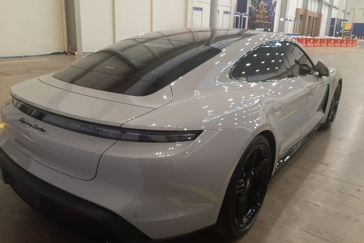 Porsche Taycan Sport di area test drive indoor GIIAS 2022