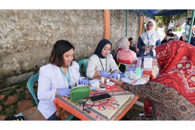 Kegiatan pemeriksaan kesehatan gratis (Mini MCU) pada acara Tanggung Jawab Sosial & Lingkungan (TJSL) AdMedika di wilayah Kampung Rambutan. 