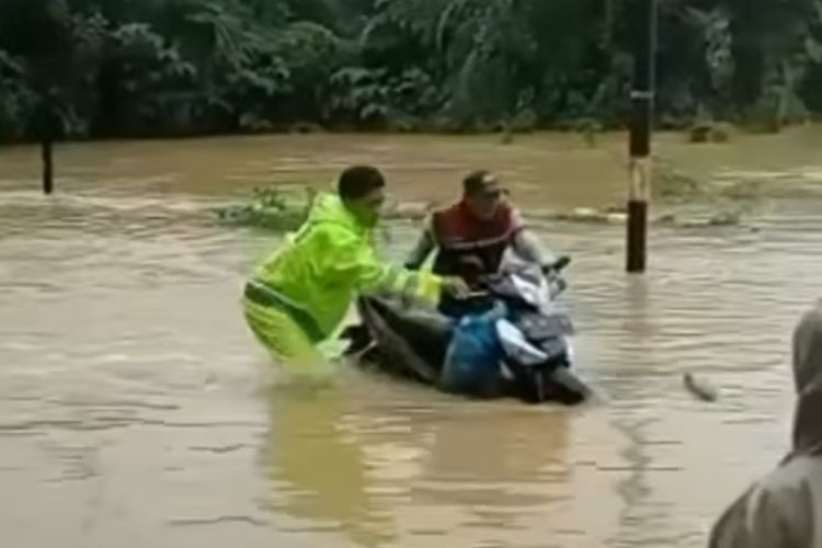 Banjir yang terjadi di salah satu kecamatan di Bangkalan, Minggu (1/1/2023). 