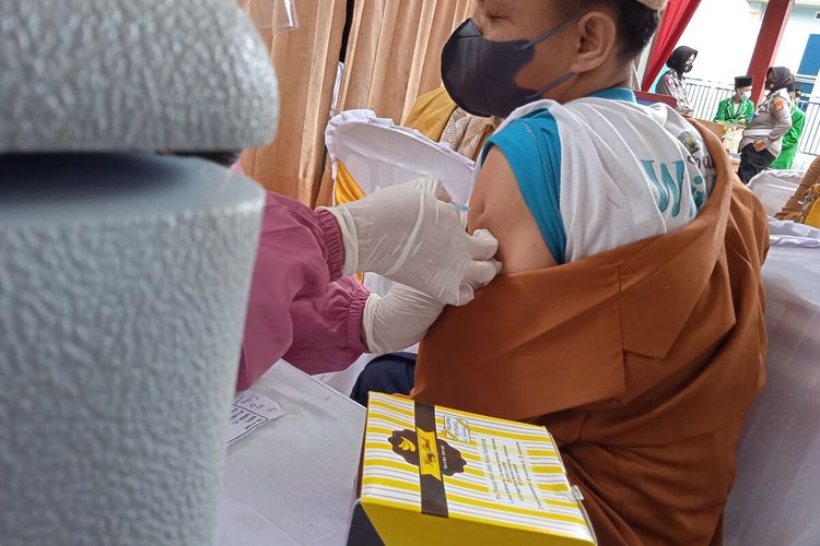 Reaksi Lucu Para Santri, Gugup Lihat Jarum Suntik Saat Vaksinasi