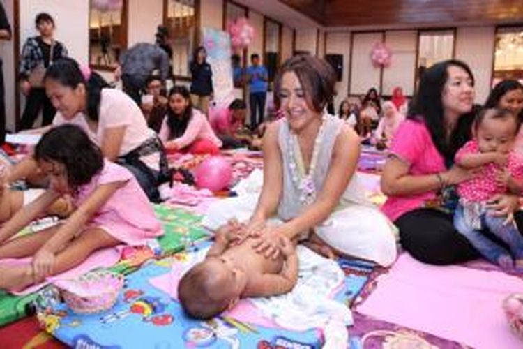 Aktris Widi Mulia mempraktikkan pijat bayi dalam kegiatan My Baby Lovely Spa.