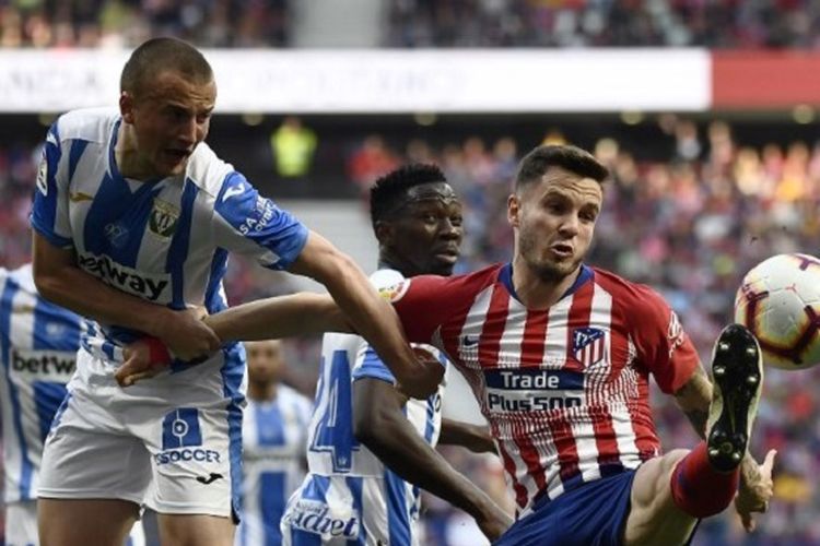 Vassyl Kravets mengawal Saul Niguez pada pertandingan Atletico Madrid vs Leganes dalam lanjutan La Liga Spanyol di Stadion Wanda Metropolitano, 9 Maret 2019. 