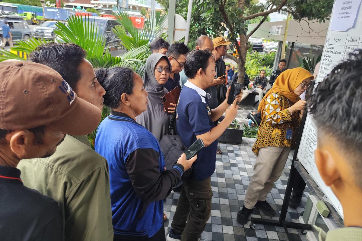 PENUMPANG: Sejumlah keluarga tengah mendatangi posko terkait tenggelamnya Kapal Motor Penumpang (KMP) Tunu Pratama Jaya di Selat Bali, Kamis (3/7/2025).