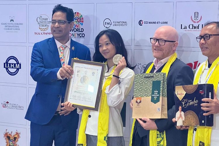 Mahasiswi Poltekpar NHI Bandung (kedua dari kiri), Btari Ratnaning Wardhani meraih penghargaan 3rd Best Knife Skill dan masuk 10 besar dari 60 negara peserta kompetisi The 10th IIHM Young Chef Olympiad, yang diselenggarakan dari Senin (29/2/2024) hingga Minggu (4/2/2024) di India.