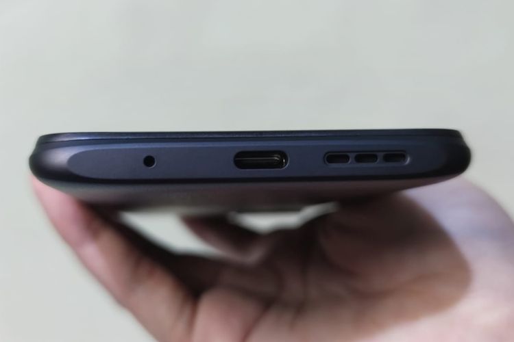 Sisi bawah Poco M3 dihiasi dengan lubang microphone, speaker, serta port USB Type-C