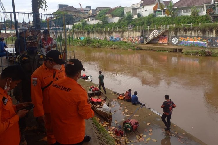 Sejumlah petugas SAR Jakarta melakukan proses pencarian orang hanyut terseret arus di Kali Ciliwung, Tebet, Jakarta Selatan, Sabtu (16/7/2022) siang.