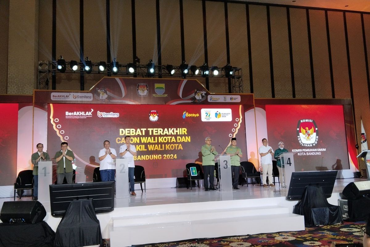 Empat pasangan calon dalam debat terakhir calon wali kota dan wakil wali kota Bandung 2024 di Grand Ballroom Trans Luxury Hotel, Jalan Gatot Subroto, Kota Bandung, Selasa (19/11/2024).