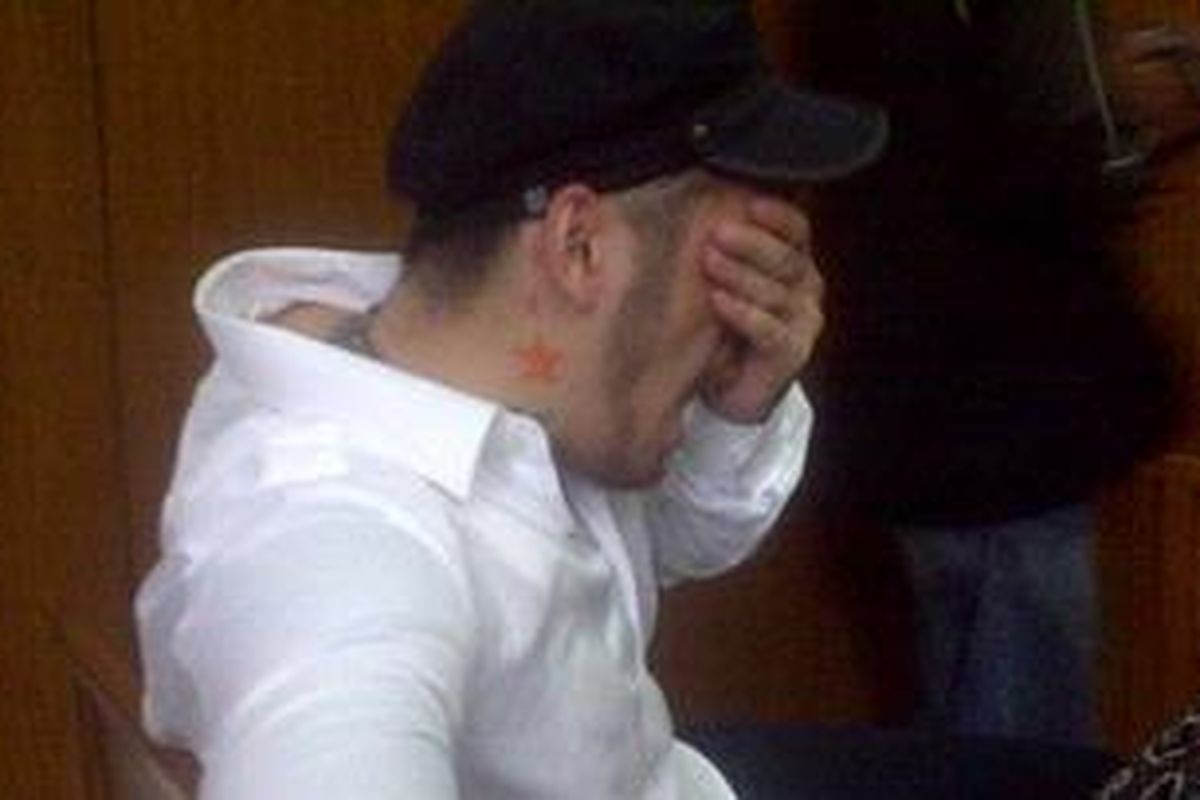 Andhika Gumilang, terdakwa terlihat kelelahan saat menantikan dimulainya sidang pembacaan tuntutan jaksa, Kamis (15/12/2011). Sidang kemudian ditunda lantaran jaksa belum mempersiapkan materi tuntutan.