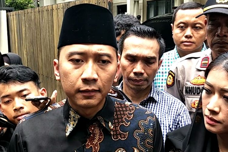 Edhie Baskoro Yudhoyono alias Ibas melayat ke rumah duka Ashraf Sinclair di kawasan Pejaten Barat, Jakarta Selatan, Selasa (18/2/2020)