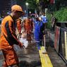 Trotoar di Thamrin Kinclong dan Wangi Bunga Usai Disikat Pakai Deterjen