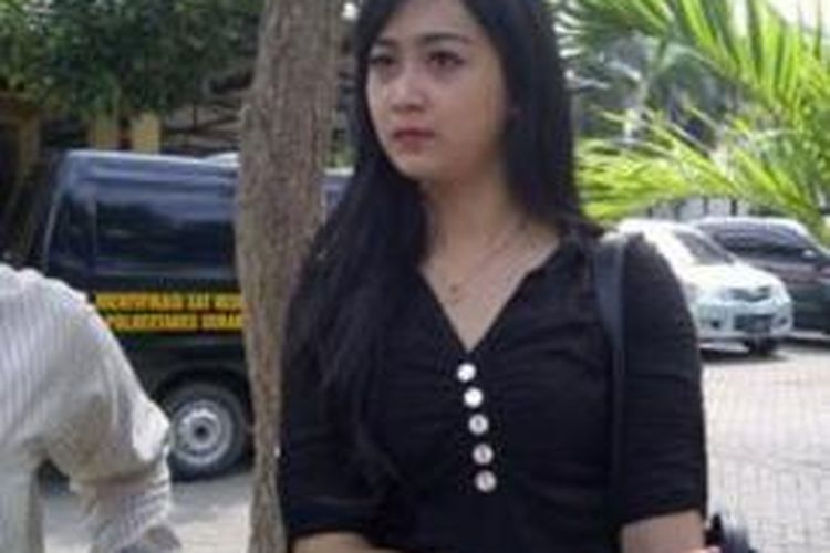 Nuri Anggraini (23), Sales Promotion Girl (SPG) yang melapor ke polisi justru dijadikan tersangka, Senin (27/1/2014).
