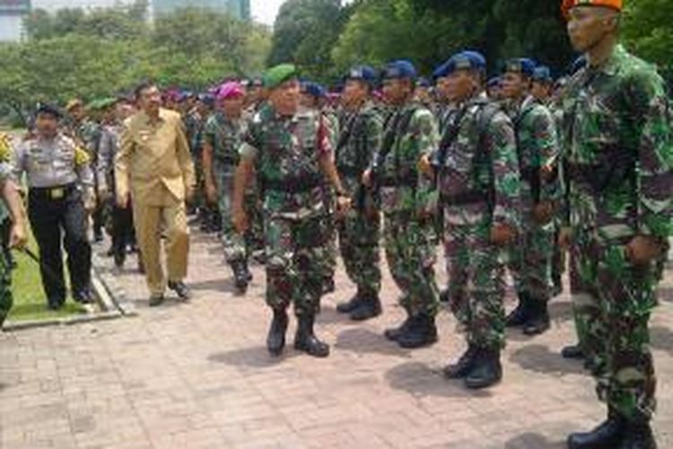 Pangdam I/BB Mayjen Lodewyk Pusung didampingi Plt Gubernur Sumut memeriksa personel pengamanan presiden di Lapangan Benteng Medan.