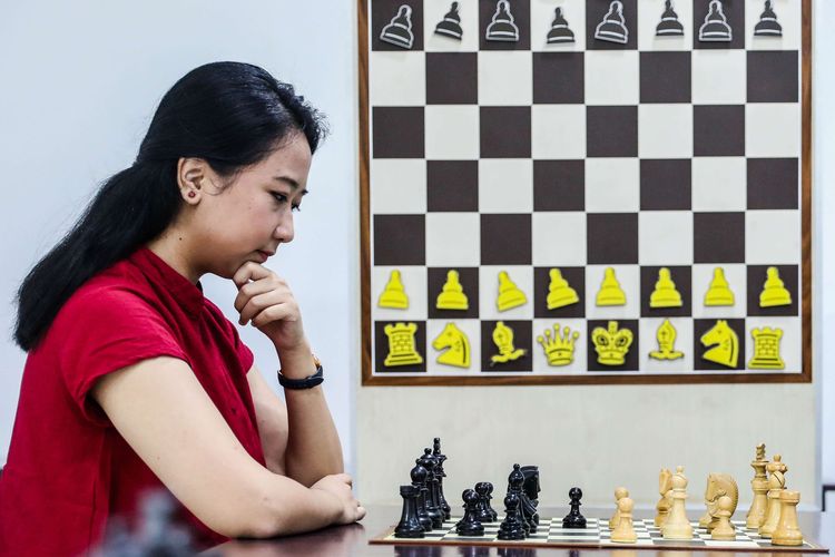 Irene Kharisma Sukandar, pecatur wanita Indonesia yang memiliki gelar Women Grandmaster (WGM) dari Federasi Catur Dunia (FIDE), saat sesi foto di Sekolah Catur Utut Adianto di Bekasi, Jawa Barat, Minggu (18/4/2021). Irene adalah pecatur Indonesia pertama yang menyandang gelar Grand Master Nasional Wanita Indonesia.